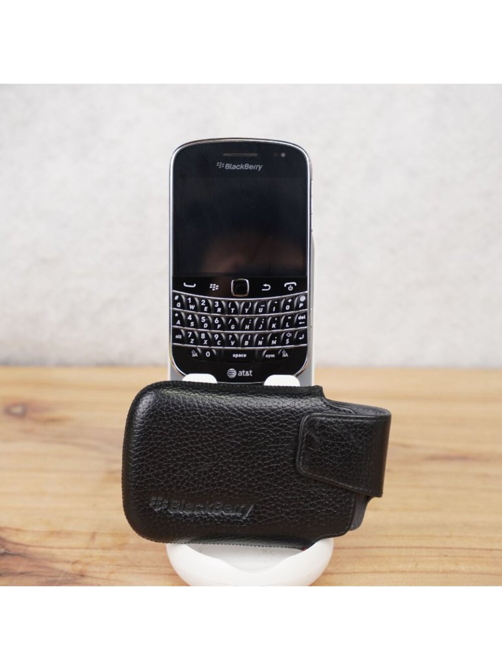 BlackBerry Bold 9900 (AT&T) 3G 4G &WiFi 5MP Camera 8GB Touchscreen Phone w/ Case
